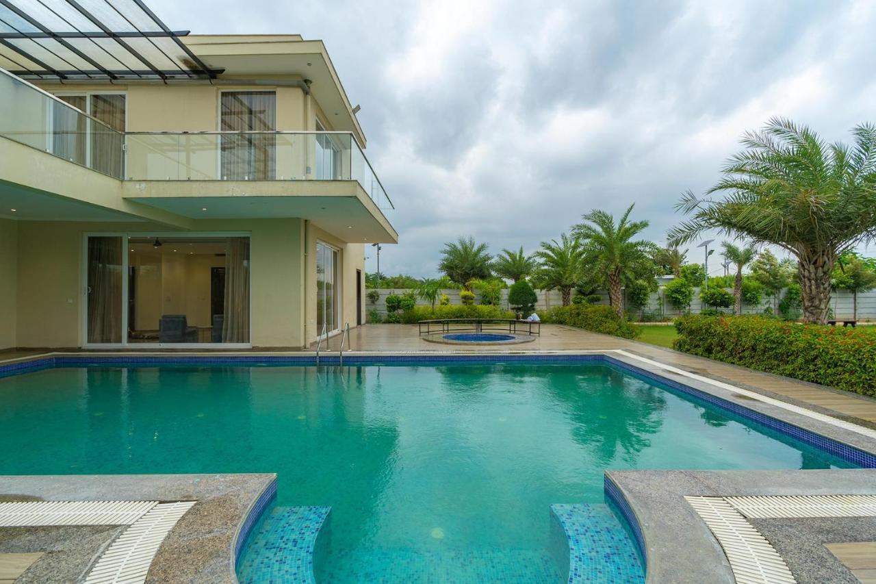 Stayvista At Blanc Belle With Outdoor Pool Sohna Exterior foto